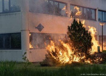 Brand bij noodopvanglocatie Loosdrecht tijdens azc-demonstratie