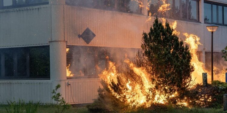 Brand bij noodopvanglocatie Loosdrecht tijdens azc-demonstratie