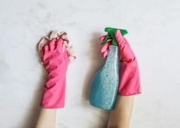 ‘Doodt 99,9% van de bacteriën’-claim ligt onder vuur: jonge kinderen betalen de prijs