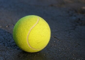 Experts tippen: neem een tennisbal mee in je handbagage als je vliegt