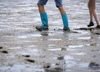 Gestrande wadlopers met reddingsboten en heli van wad gehaald