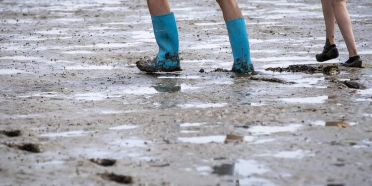 Gestrande wadlopers met reddingsboten en heli van wad gehaald