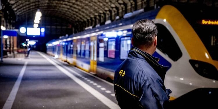 Eerste handhavers NS aan de slag met wapenstok