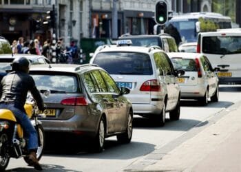 Mag motorrijder voorkruipen bij verkeerslicht? Dit oordeelt de rechter