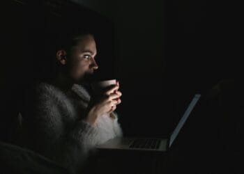 Morbid curiosity: psycholoog verklaart waarom je brein juist wil kijken naar heftige beelden