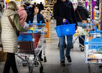 Let op: deze populaire borrelsnack uit de supermarkt blijkt metaaldeeltjes te bevatten