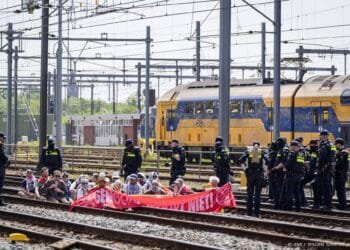 Politie haalt actievoerders XR van spoor bij Utrecht Centraal