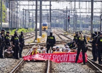 Activisten Extinction Rebellion betreden spoor Utrecht Centraal