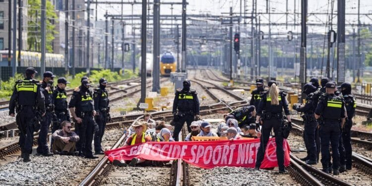 Activisten Extinction Rebellion betreden spoor Utrecht Centraal