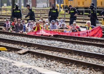 Tientallen activisten aangehouden na spoorblokkade Utrecht CS