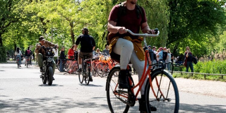 Amsterdam en Houten starten proef met maximumsnelheid van 20 kilometer per uur op fietspaden