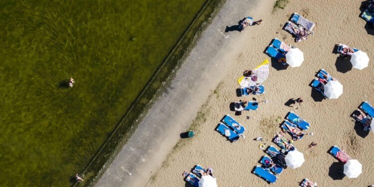 Parkeerplaatsen bij strand en binnenwater lopen vol