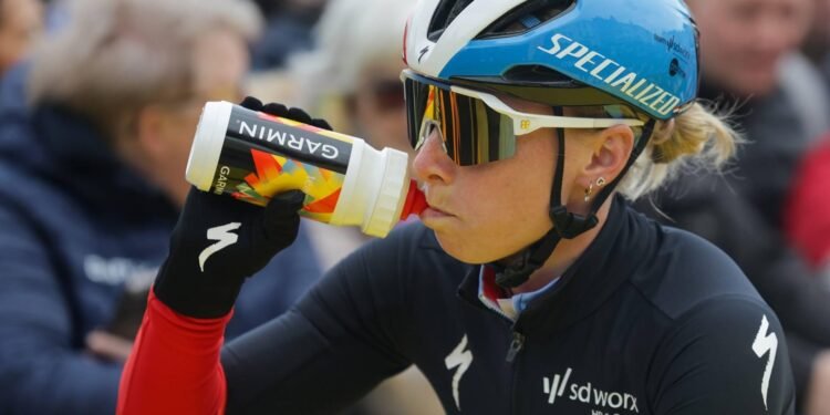 Wiebes is zege en roze in Giro d’Italia kwijt na diskwalificatie