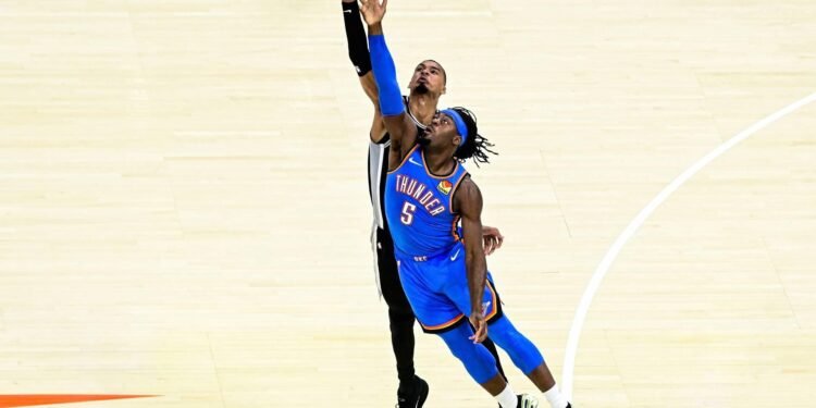 Basketballers San Antonio naar finale na zege bij Oklahoma City