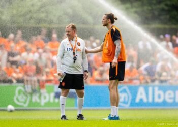 Oranje traint voor 1500 enthousiaste toeschouwers in Zeist