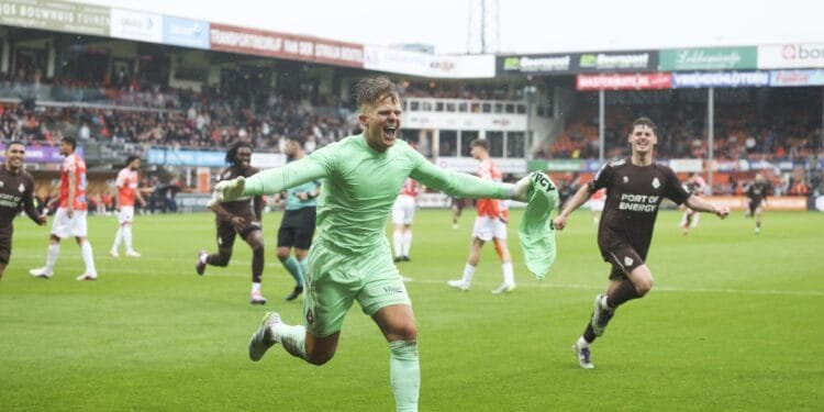 Goalkeeper turns poacher as Koeman hits late penalty for Telstar