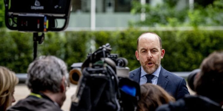 Cabinet pushes faster deportations and tighter border checks