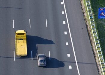 Mag je andere auto’s langzaam rechts voorbijrijden tijdens een trajectcontrole?