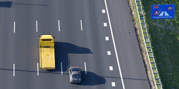 Mag je andere auto’s langzaam rechts voorbijrijden tijdens een trajectcontrole?
