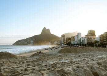 Benya (35) werd opgelicht op het strand in Rio de Janeiro: ‘Voor vier biertjes betaalde ik ineens 650 euro’
