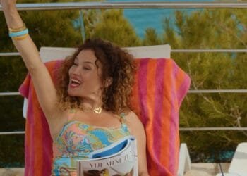 Katja Schuurman lekker ordinair in Spaanse all-inclusive: ‘Pina colada… mét verse ananassap!’