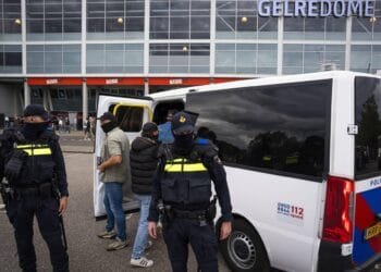 Demonstranten met complotteksten weggestuurd rond optreden Ye