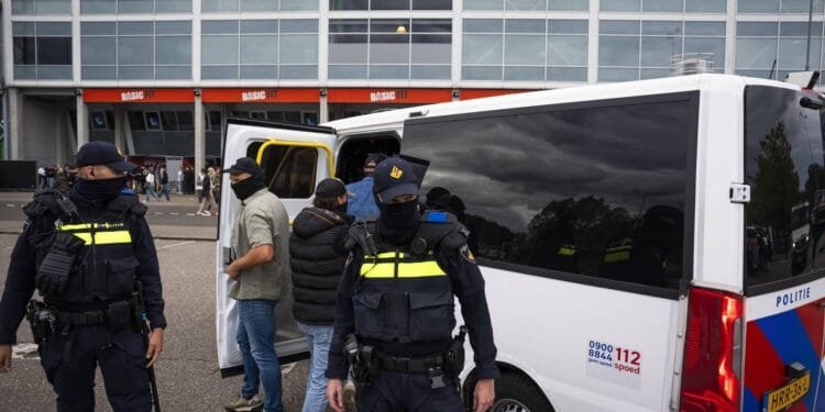 Demonstranten met complotteksten weggestuurd rond optreden Ye