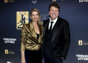 Dominic Seldis (54) heeft reden om nog geen Nederlands te spreken: ‘Maar mensen willen me deporteren’