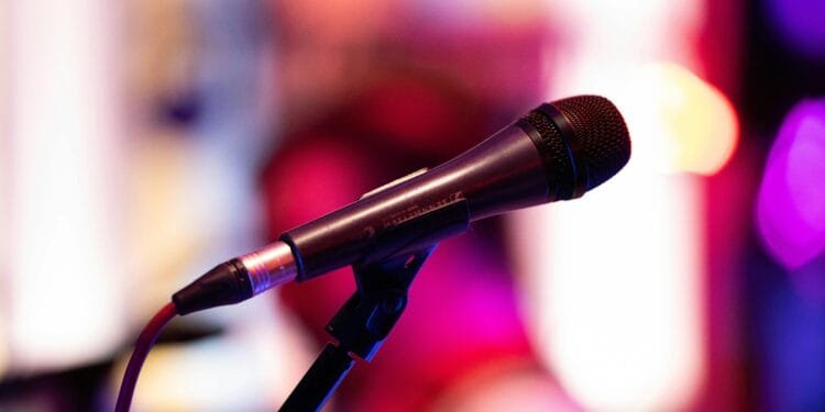 Björn (42) in Burenruzies: ‘De buurvrouw organiseert élk weekend een karaokewedstrijd in haar woonkamer’