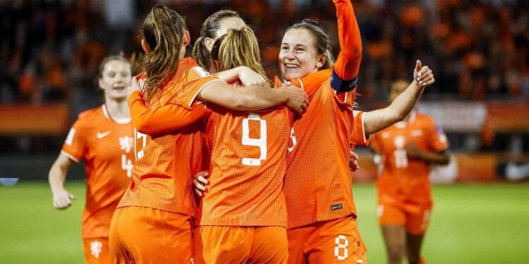 Voetbalsters naar play-offs in WK-kwalificatie ondanks zege