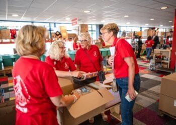 Bijna helft Nederlanders doet vrijwilligerswerk: vooral mensen in deze leeftijdsgroep zetten zich in