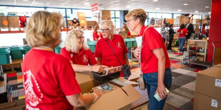 Bijna helft Nederlanders doet vrijwilligerswerk: vooral mensen in deze leeftijdsgroep zetten zich in
