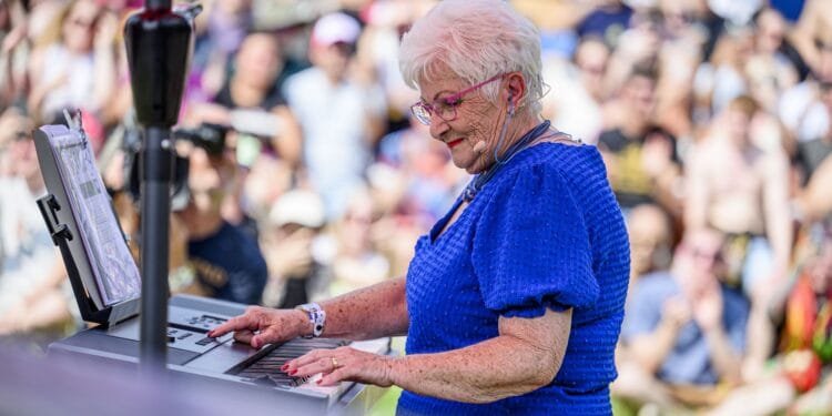 Orgel Joke (76) loopt breukje op bij val op balkon: ‘En bijna een deel van mijn oor afgescheurd’