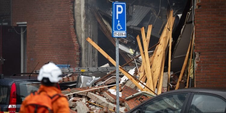 Beelden na explosie Amsterdam-West met 7 gewonden: ‘Ga niet mee in sensatieverhalen’