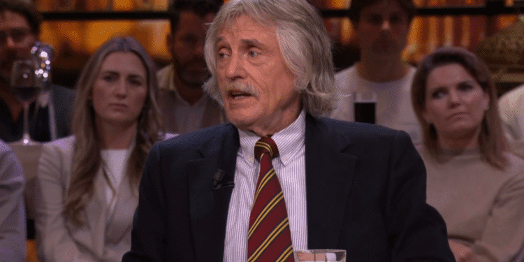Johan Derksen (77) loopt van tafel weg in Vandaag Inside Oranje: ‘Mijn vrouw belt’