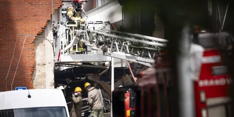 Brandweer zoekt nog naar slachtoffers na explosie in Amsterdam