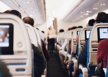 IATA waarschuwt reizigers: deze fout tijdens evacuatie van een vlucht kost kostbare seconden