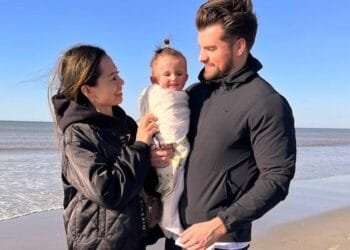 Mira (1) kan door zeldzame jeukziekte TSW nauwelijks kind zijn: haar ouders hopen op redding op Bali