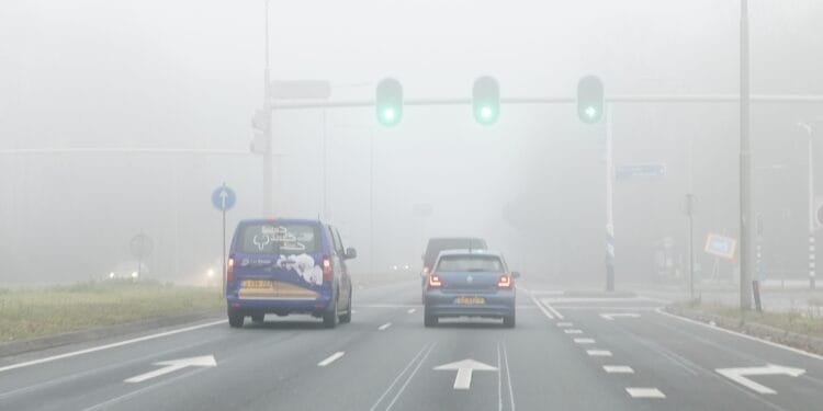 Mag je toeteren als iemand niet doorrijdt bij een groen verkeerslicht?