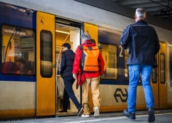 Nieuw treinabonnement kost 49 euro, maar files zullen volgens experts nauwelijks afnemen