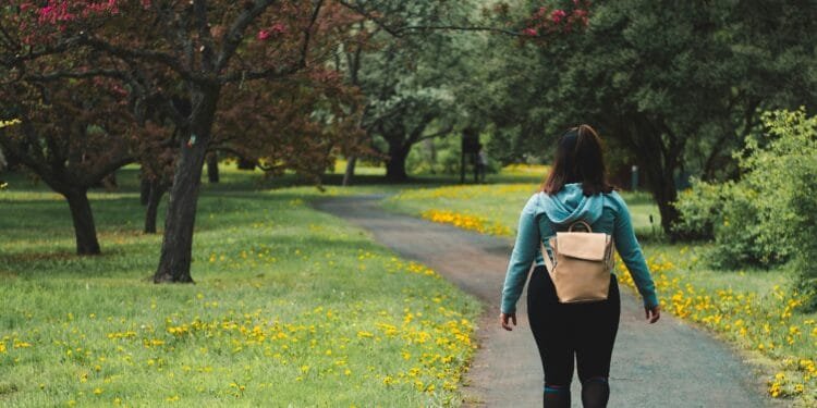 Waarom we (bijna) allemaal dezelfde kant op lopen: de mysterieuze voorkeur voor tegen-de-klok-in