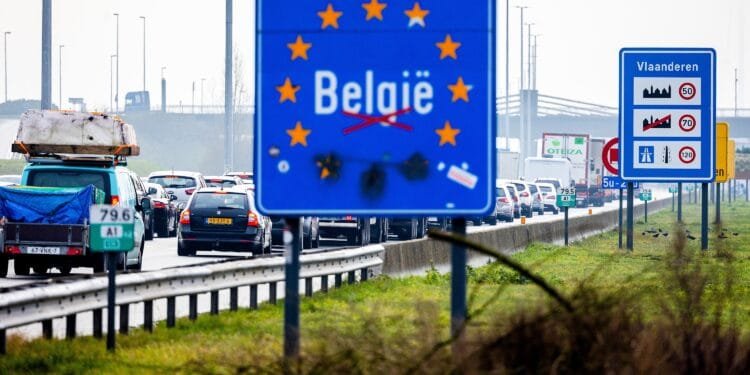 Onderzoek: Nederlanders overschatten de kosten van een autovakantie (maar 1 land valt duur uit)