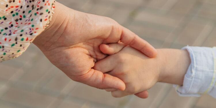 Veel ouders vermijden het, maar volgens rouwtherapeut is dit juist belangrijk voor een kind na een overlijden