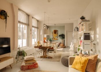 Binnenkijken bij Bridget Maasland: kunst, kleur én een zeldzame luxe in hartje Amsterdam, voor 1,4 miljoen euro