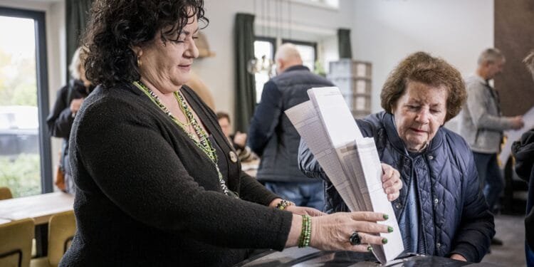 Caroline van der Plas terug in Kamer na overlijden moeder (87): ze vond een heel bijzonder bericht