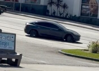 Op hol geslagen Tesla zonder bestuurder richt ravage aan bij tankstation