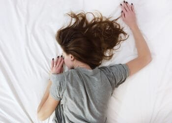 Vrouwen kunnen écht meer last van de hitte hebben dan mannen: hierdoor komt dat
