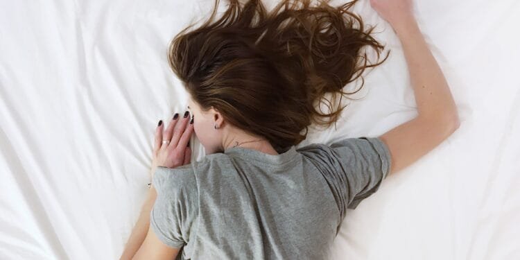 Vrouwen kunnen écht meer last van de hitte hebben dan mannen: hierdoor komt dat