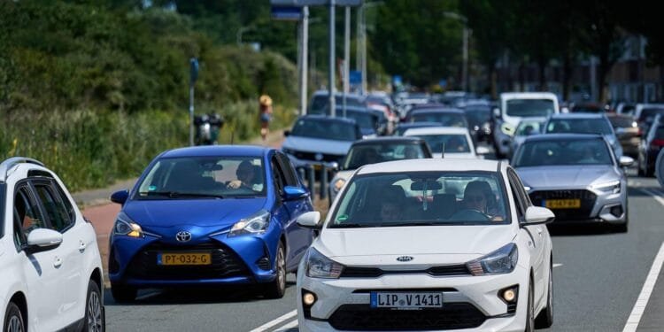 Rijkswaterstaat: bij extreme hitte alleen weg op als dat nodig is