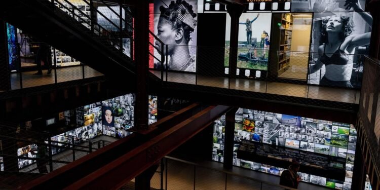 Rechtbank: onterecht ontslag oud-directeur Fotomuseum Donker